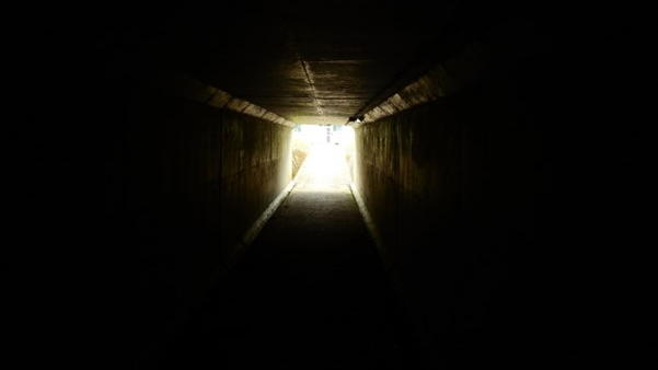 トンネルと光