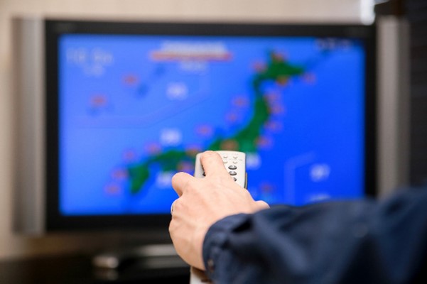 部屋とテレビ画面の色温度が違った画像